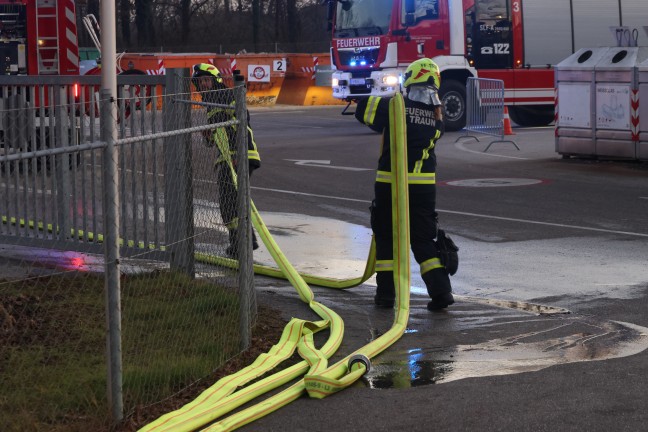 Brandeinsatz in einem Altstoffsammelzentrum in Traun