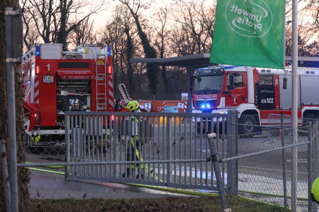 Brandeinsatz in einem Altstoffsammelzentrum in Traun