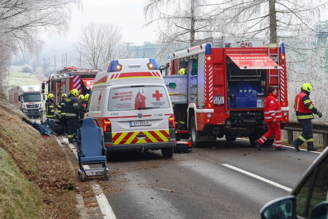 Kremsmnster: Autolenker nach Crash gegen Baum in berschlagenem Unfallwrack eingeklemmt