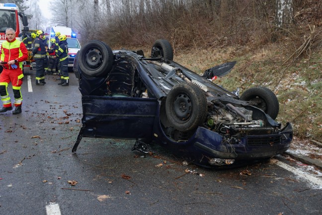 Kremsmnster: Autolenker nach Crash gegen Baum in berschlagenem Unfallwrack eingeklemmt