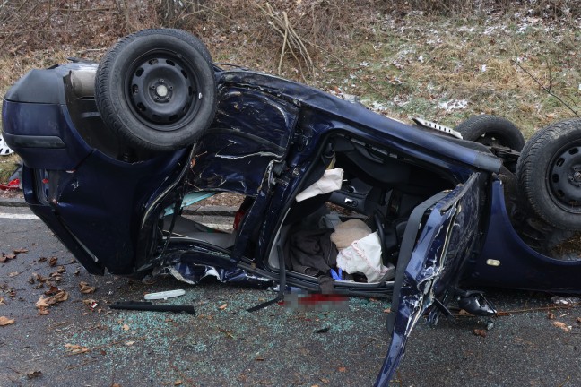 Kremsmnster: Autolenker nach Crash gegen Baum in berschlagenem Unfallwrack eingeklemmt