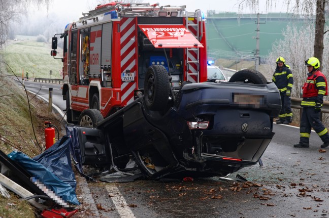 Kremsmnster: Autolenker nach Crash gegen Baum in berschlagenem Unfallwrack eingeklemmt