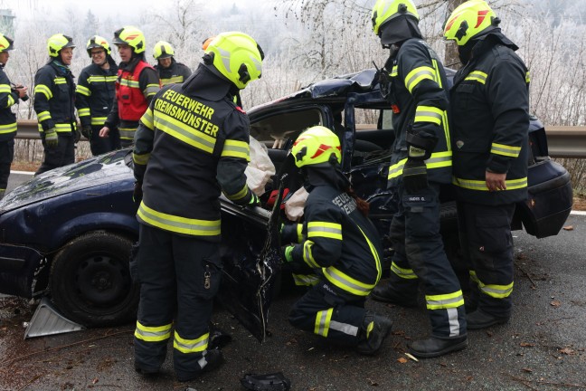 Kremsmnster: Autolenker nach Crash gegen Baum in berschlagenem Unfallwrack eingeklemmt