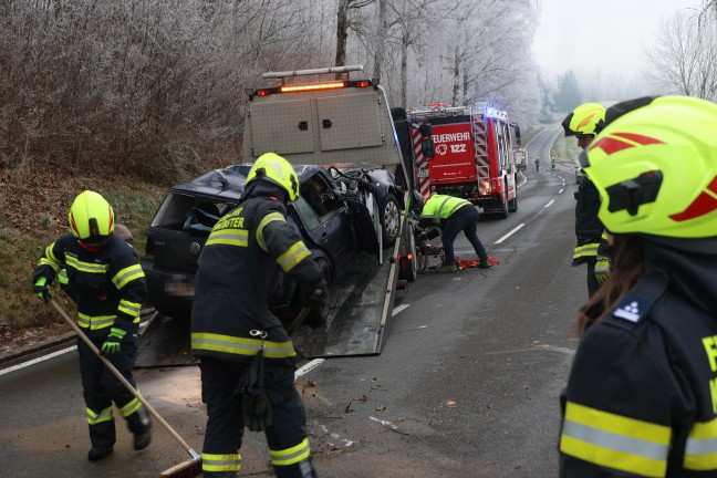 Kremsmnster: Autolenker nach Crash gegen Baum in berschlagenem Unfallwrack eingeklemmt