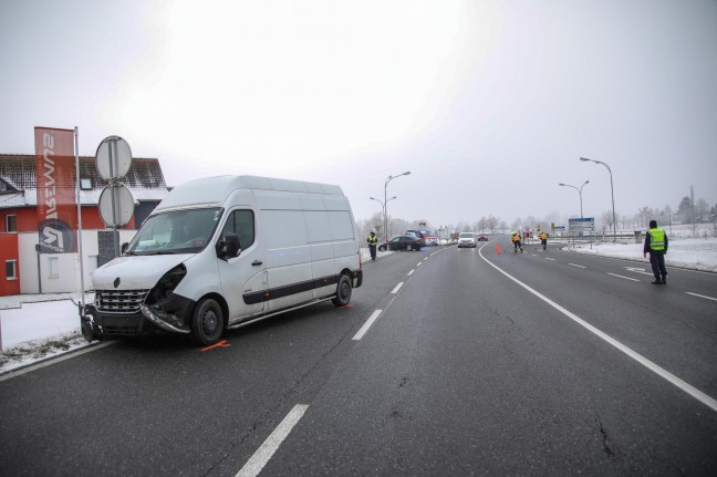 Verkehrsunfall zwischen Kleintransporter und PKW auf Wiener Strae in Marchtrenk