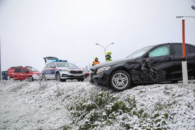 Verkehrsunfall zwischen Kleintransporter und PKW auf Wiener Strae in Marchtrenk