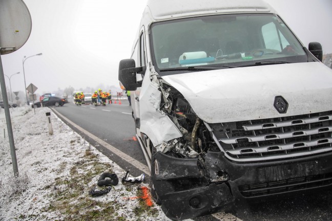 Verkehrsunfall zwischen Kleintransporter und PKW auf Wiener Strae in Marchtrenk