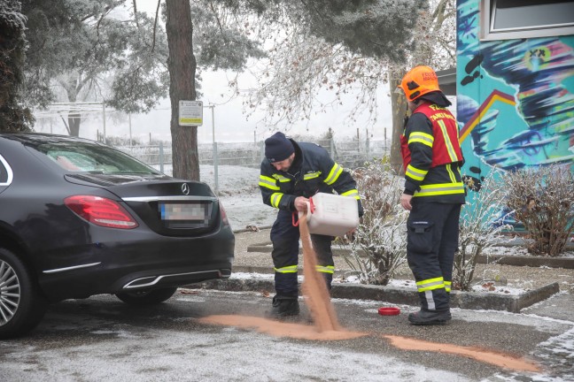 Aufrumarbeiten an zwei Einsatzrtlichkeiten nach nchtlichem Unfall mit Fahrerflucht in Marchtrenk