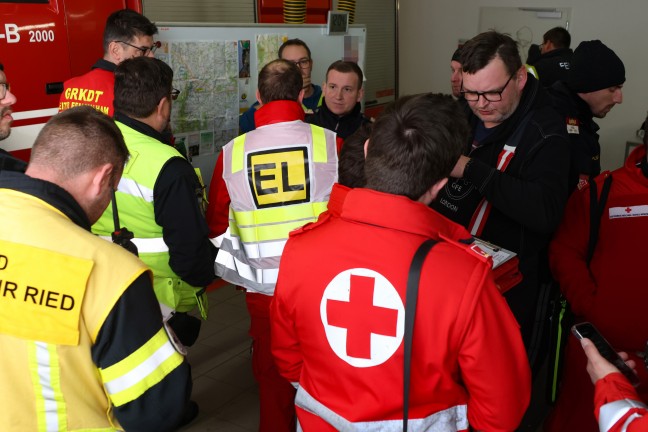 Feuerwehren, Such- und Rettungshunde sowie Drohnen bei Suchaktion in Haag am Hausruck im Einsatz