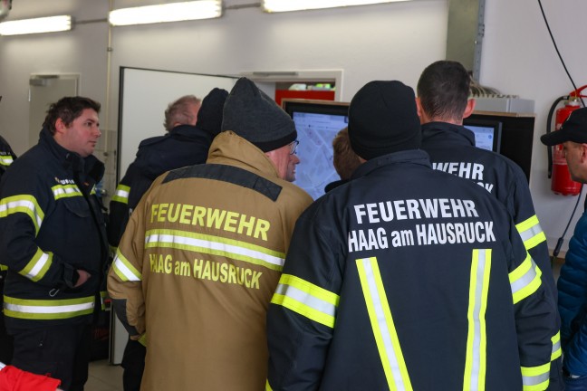 Feuerwehren, Such- und Rettungshunde sowie Drohnen bei Suchaktion in Haag am Hausruck im Einsatz