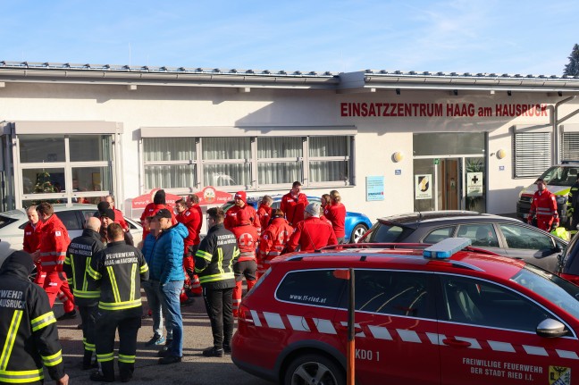 Feuerwehren, Such- und Rettungshunde sowie Drohnen bei Suchaktion in Haag am Hausruck im Einsatz