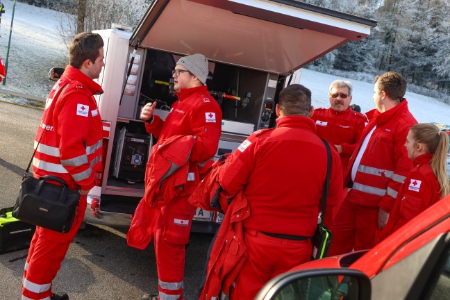 Feuerwehren, Such- und Rettungshunde sowie Drohnen bei Suchaktion in Haag am Hausruck im Einsatz