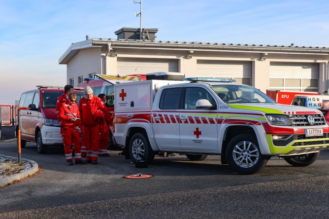 Feuerwehren, Such- und Rettungshunde sowie Drohnen bei Suchaktion in Haag am Hausruck im Einsatz