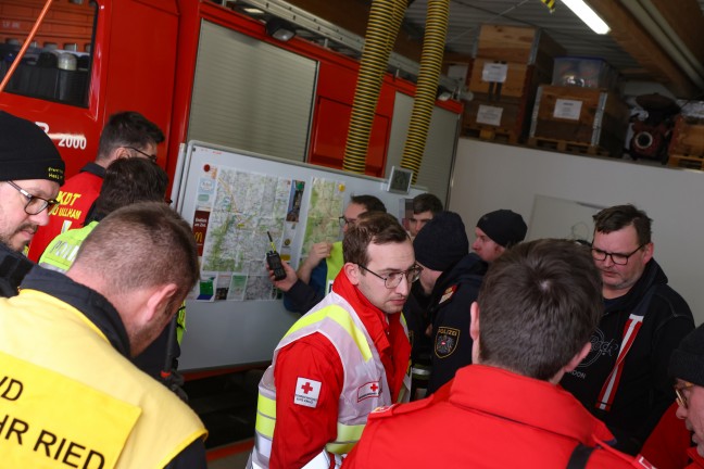 Feuerwehren, Such- und Rettungshunde sowie Drohnen bei Suchaktion in Haag am Hausruck im Einsatz