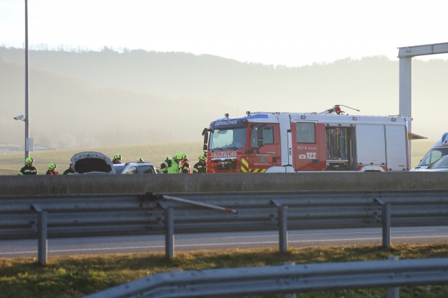 Vier teils Schwerverletzte bei schwerem Auffahrunfall auf Westautobahn in Schrfling am Attersee