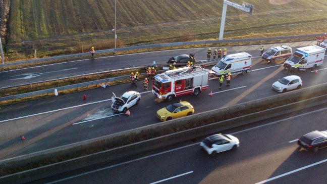 Vier teils Schwerverletzte bei schwerem Auffahrunfall auf Westautobahn in Schrfling am Attersee