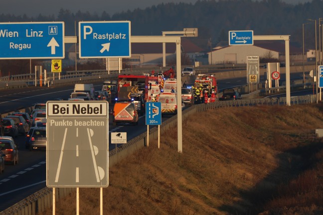 Vier teils Schwerverletzte bei schwerem Auffahrunfall auf Westautobahn in Schrfling am Attersee