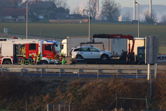 Vier teils Schwerverletzte bei schwerem Auffahrunfall auf Westautobahn in Schrfling am Attersee