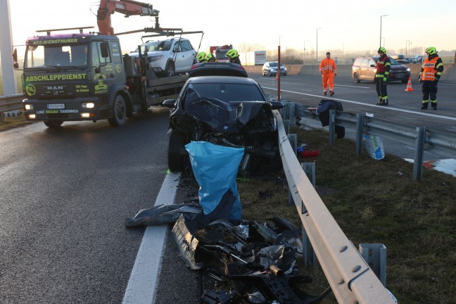 Vier teils Schwerverletzte bei schwerem Auffahrunfall auf Westautobahn in Schrfling am Attersee