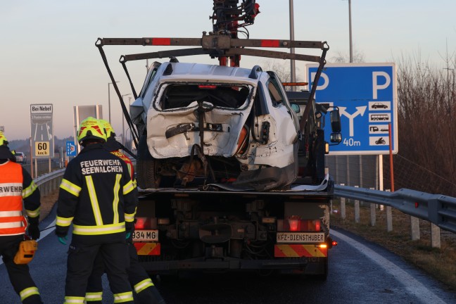 Vier teils Schwerverletzte bei schwerem Auffahrunfall auf Westautobahn in Schrfling am Attersee