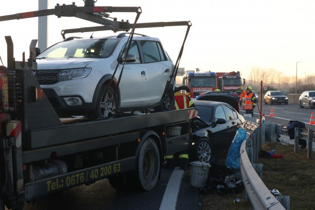 Vier teils Schwerverletzte bei schwerem Auffahrunfall auf Westautobahn in Schrfling am Attersee