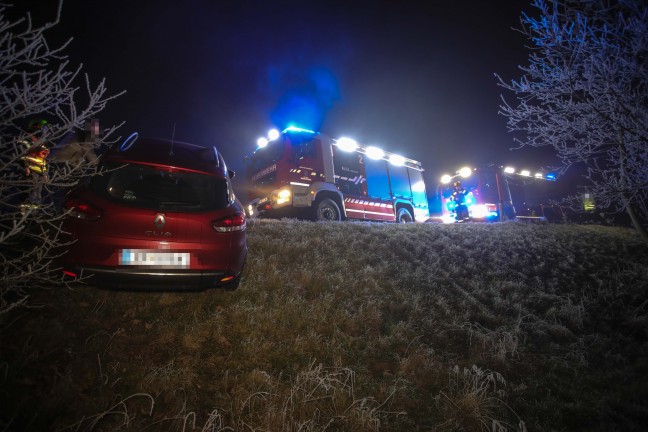 PKW-Bergung: Autolenker bei Marchtrenk mit PKW in der Bschung gelandet