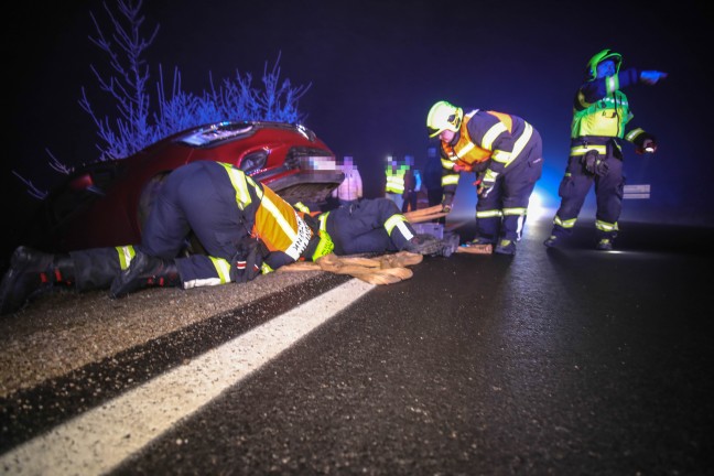 PKW-Bergung: Autolenker bei Marchtrenk mit PKW in der Bschung gelandet