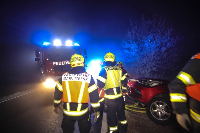 PKW-Bergung: Autolenker bei Marchtrenk mit PKW in der Bschung gelandet