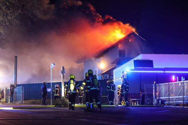 Dachstuhl in Vollbrand: Elf Feuerwehren bei Brand in Hofkirchen an der Trattnach im Einsatz