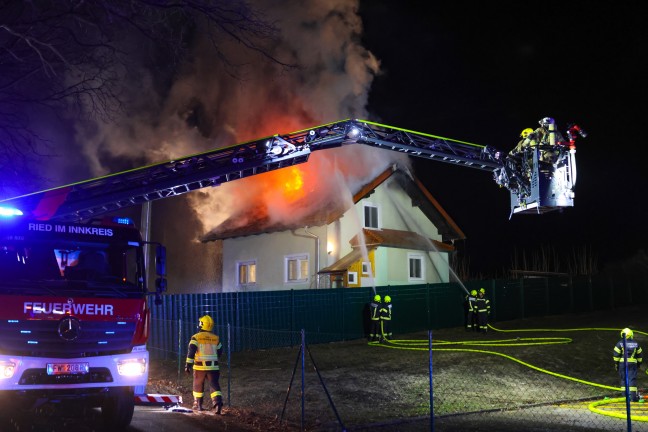 Dachstuhl in Vollbrand: Elf Feuerwehren bei Brand in Hofkirchen an der Trattnach im Einsatz