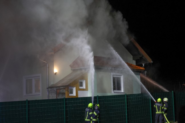 Dachstuhl in Vollbrand: Elf Feuerwehren bei Brand in Hofkirchen an der Trattnach im Einsatz