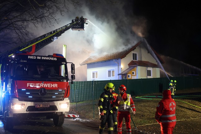 Dachstuhl in Vollbrand: Elf Feuerwehren bei Brand in Hofkirchen an der Trattnach im Einsatz