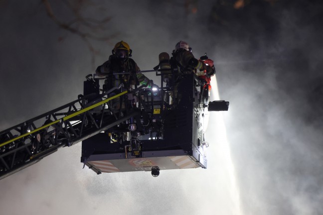 Dachstuhl in Vollbrand: Elf Feuerwehren bei Brand in Hofkirchen an der Trattnach im Einsatz