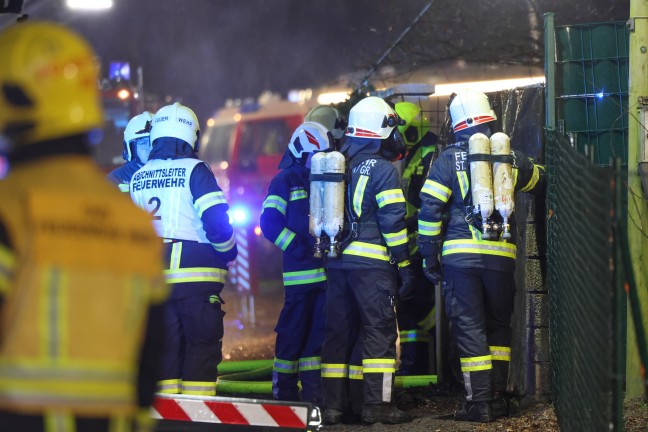 Dachstuhl in Vollbrand: Elf Feuerwehren bei Brand in Hofkirchen an der Trattnach im Einsatz