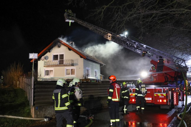 Dachstuhl in Vollbrand: Elf Feuerwehren bei Brand in Hofkirchen an der Trattnach im Einsatz