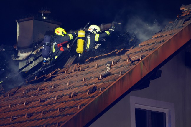 Dachstuhl in Vollbrand: Elf Feuerwehren bei Brand in Hofkirchen an der Trattnach im Einsatz