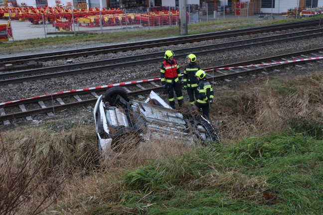 Neben Bahngleisen: Auto bei Verkehrsunfall in Grieskirchen von Strae abgekommen und berschlagen