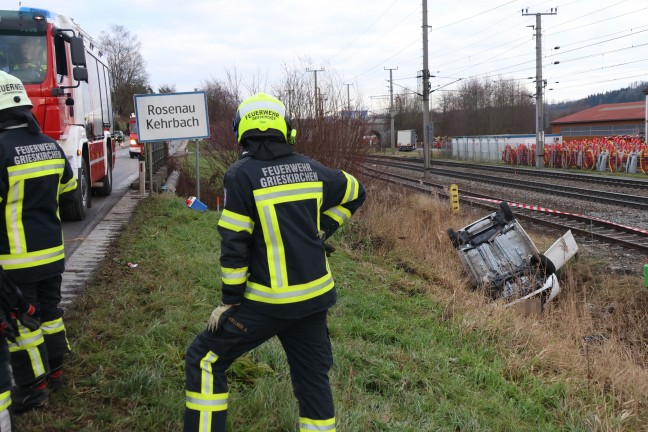 Neben Bahngleisen: Auto bei Verkehrsunfall in Grieskirchen von Strae abgekommen und berschlagen