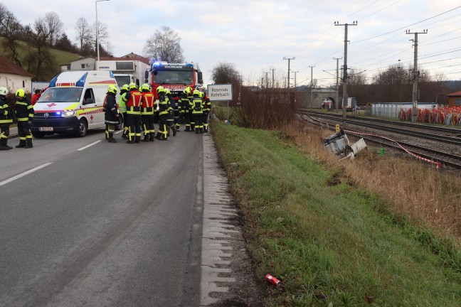 Neben Bahngleisen: Auto bei Verkehrsunfall in Grieskirchen von Strae abgekommen und berschlagen