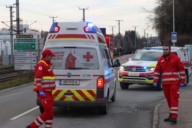 Neben Bahngleisen: Auto bei Verkehrsunfall in Grieskirchen von Strae abgekommen und berschlagen