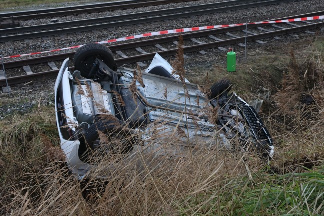 Neben Bahngleisen: Auto bei Verkehrsunfall in Grieskirchen von Strae abgekommen und berschlagen