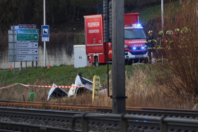 Neben Bahngleisen: Auto bei Verkehrsunfall in Grieskirchen von Strae abgekommen und berschlagen