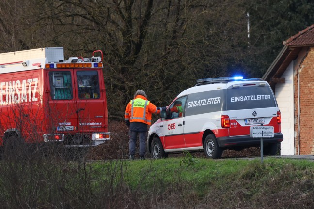 Neben Bahngleisen: Auto bei Verkehrsunfall in Grieskirchen von Strae abgekommen und berschlagen