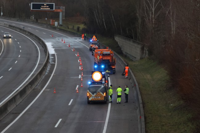 PKW in Vollbrand: Auto auf Innkreisautobahn bei Steinerkirchen an der Traun ausgebrannt