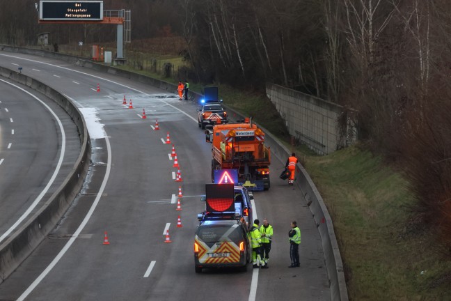 PKW in Vollbrand: Auto auf Innkreisautobahn bei Steinerkirchen an der Traun ausgebrannt