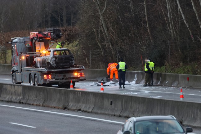 PKW in Vollbrand: Auto auf Innkreisautobahn bei Steinerkirchen an der Traun ausgebrannt