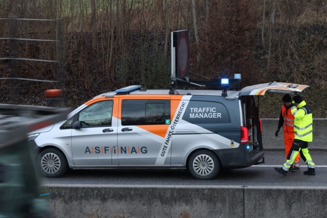 PKW in Vollbrand: Auto auf Innkreisautobahn bei Steinerkirchen an der Traun ausgebrannt