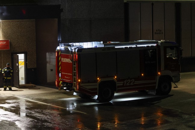 Einsatz der Feuerwehr bei mutmalichem Brand in einem Firmengebude in Sattledt