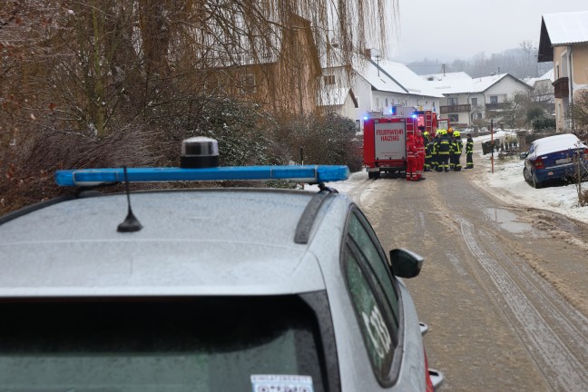 Vier Feuerwehren bei Brand im Eingangsbereich eines Wohnhauses in Hartkirchen im Einsatz