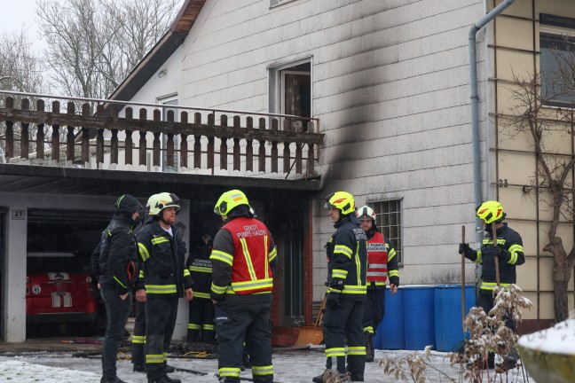 Vier Feuerwehren bei Brand im Eingangsbereich eines Wohnhauses in Hartkirchen im Einsatz